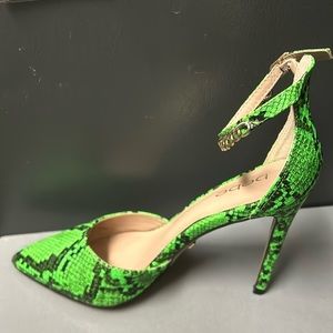 Bebe green snake skin looking pumps very sexy!